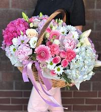 Цветочная композиция из Розы, Хризантемы, Пионы и Лизиантусы в корзине в Биракане